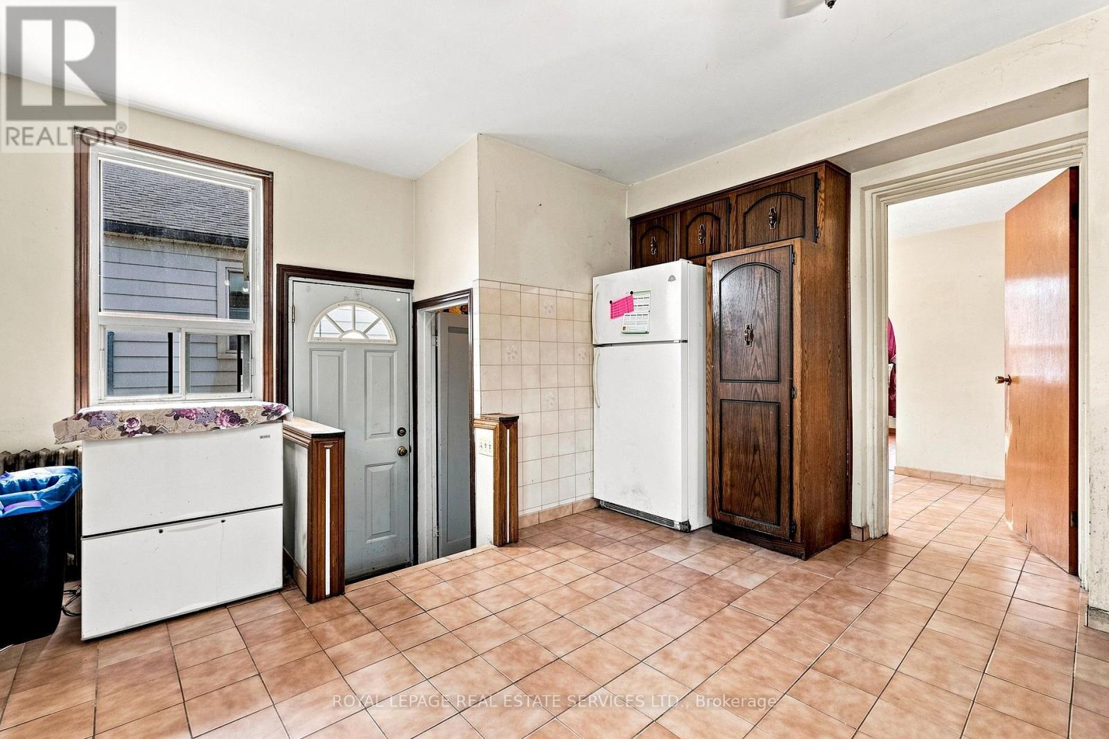 1819 Main Street E, Hamilton, ON - Indoor Photo Showing Kitchen