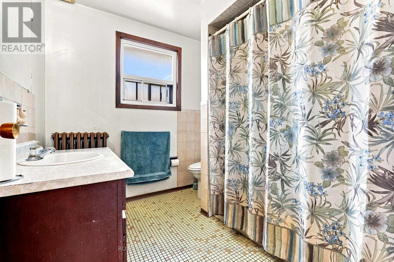1819 Main Street E, Hamilton, ON - Indoor Photo Showing Bathroom