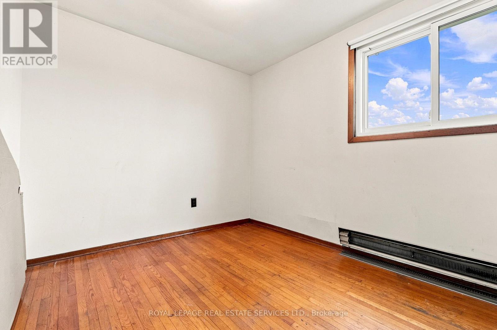 1819 Main Street E, Hamilton, ON - Indoor Photo Showing Other Room