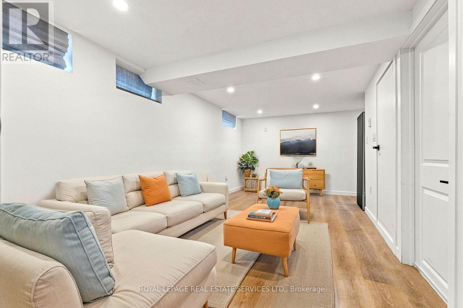 1819 Main Street E, Hamilton, ON - Indoor Photo Showing Living Room