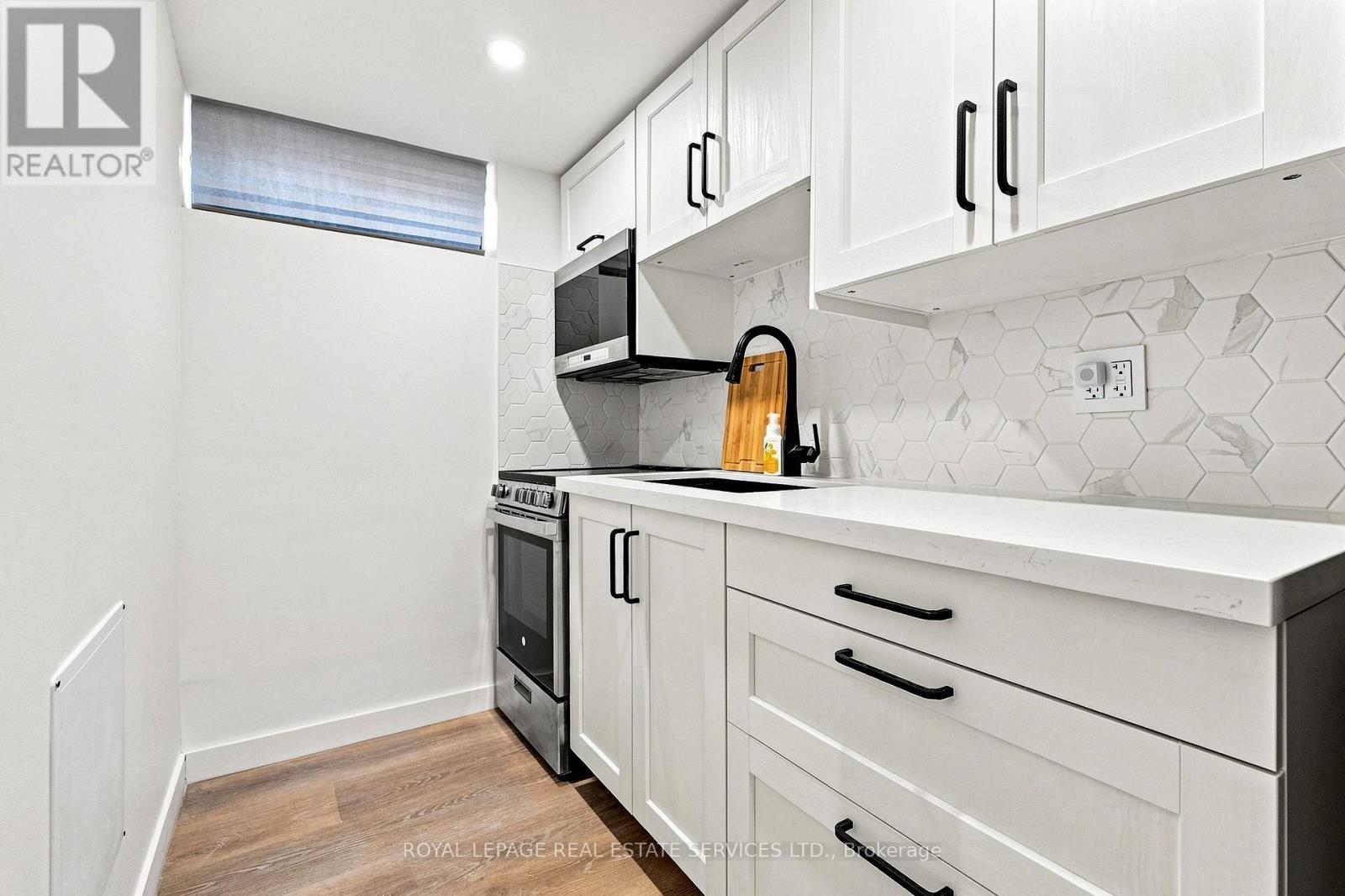 1819 Main Street E, Hamilton, ON - Indoor Photo Showing Kitchen With Upgraded Kitchen
