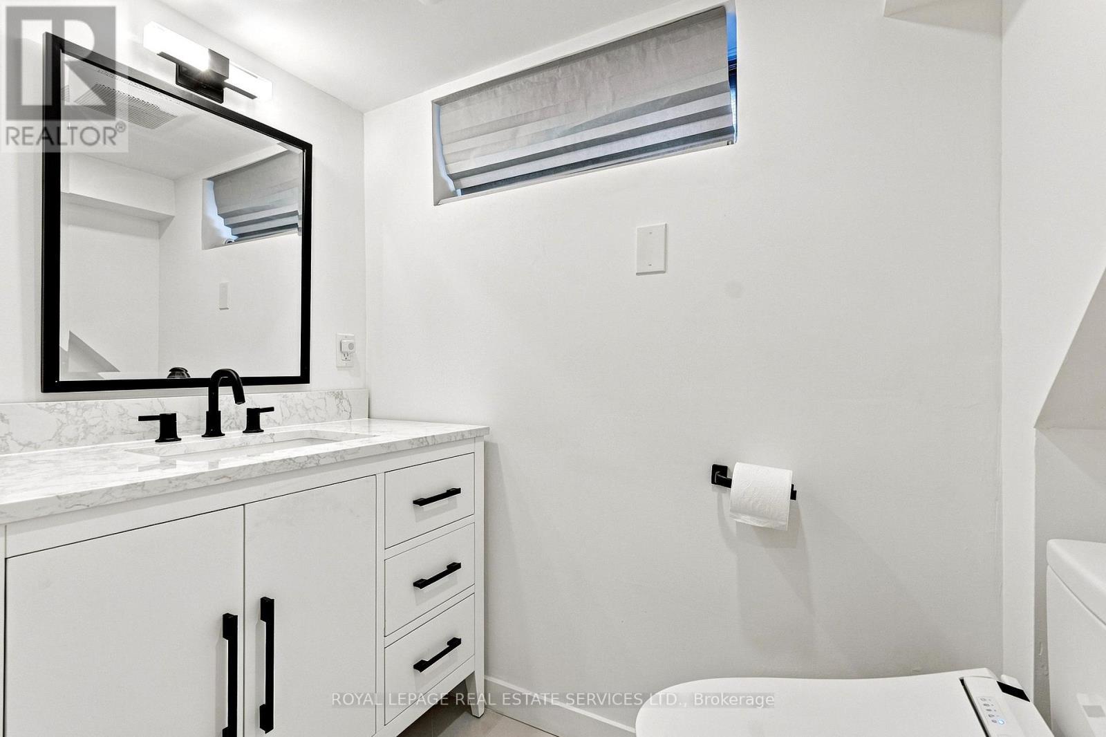 1819 Main Street E, Hamilton, ON - Indoor Photo Showing Bathroom