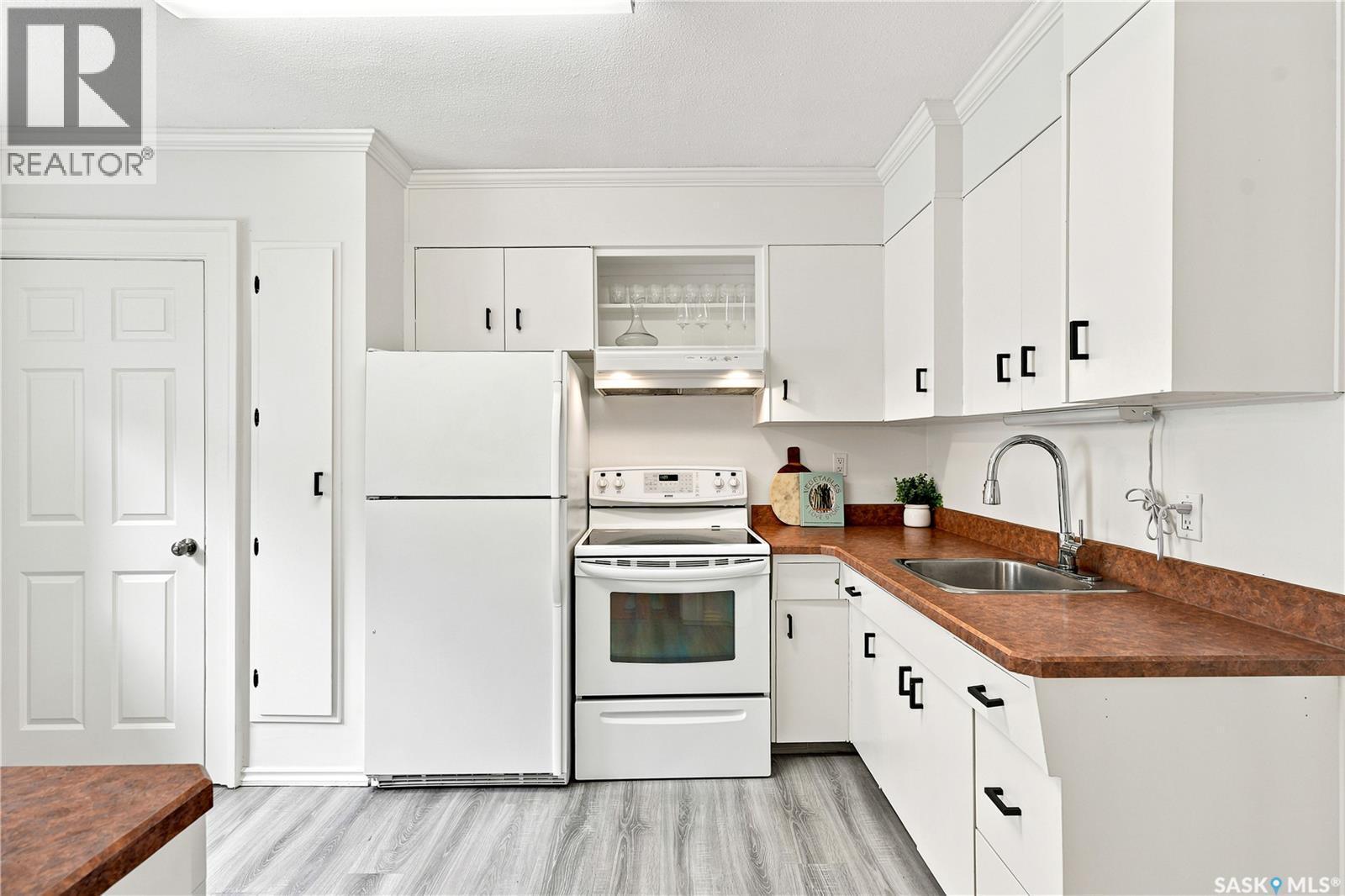 1607 Alexandra Avenue, Saskatoon, SK - Indoor Photo Showing Kitchen