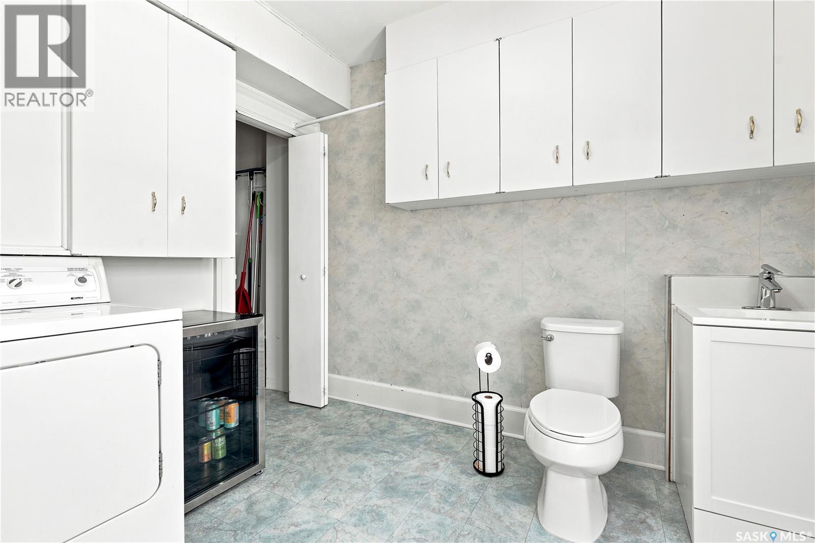 1607 Alexandra Avenue, Saskatoon, SK - Indoor Photo Showing Laundry Room
