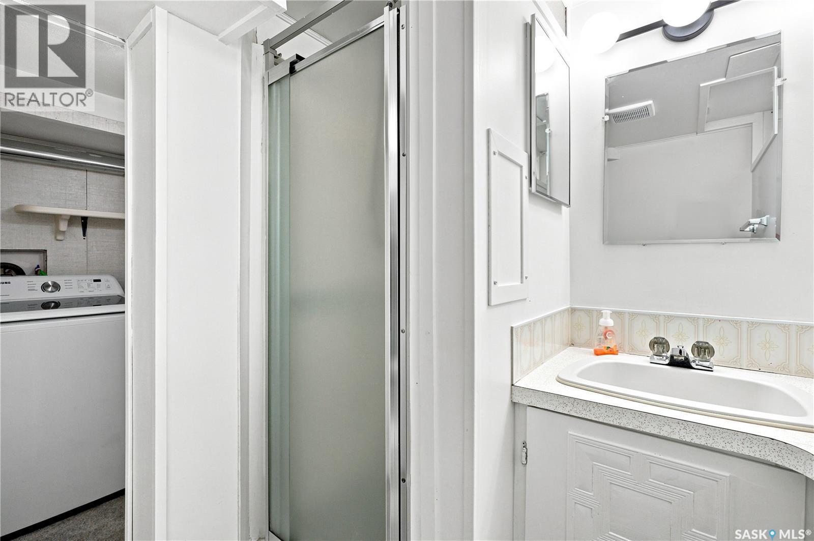 1607 Alexandra Avenue, Saskatoon, SK - Indoor Photo Showing Bathroom
