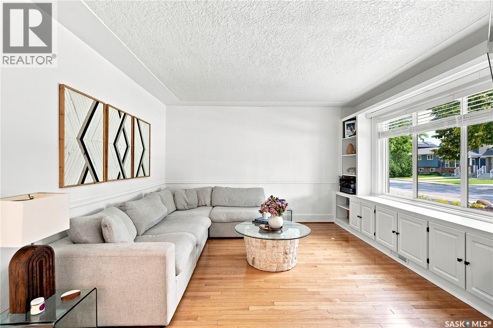 1607 Alexandra Avenue, Saskatoon, SK - Indoor Photo Showing Living Room