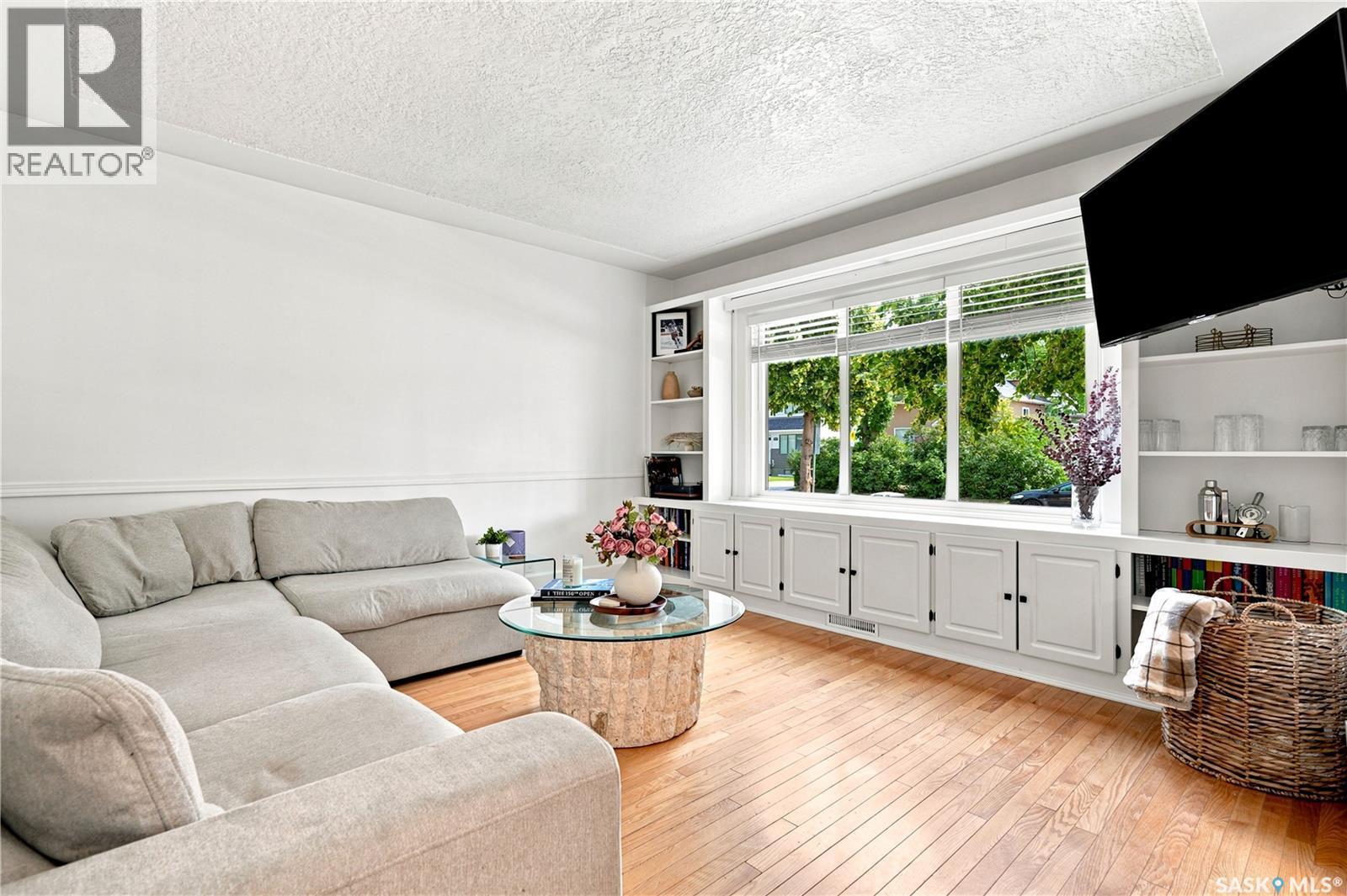 1607 Alexandra Avenue, Saskatoon, SK - Indoor Photo Showing Living Room