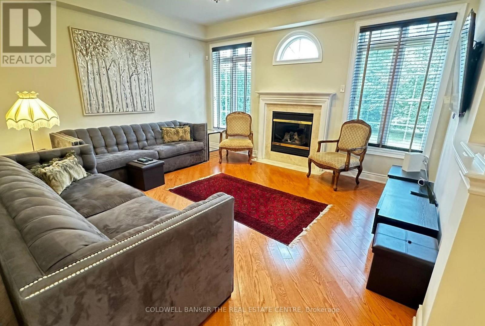 64 - 85 Stonecliffe Crescent, Aurora, ON - Indoor Photo Showing Living Room With Fireplace