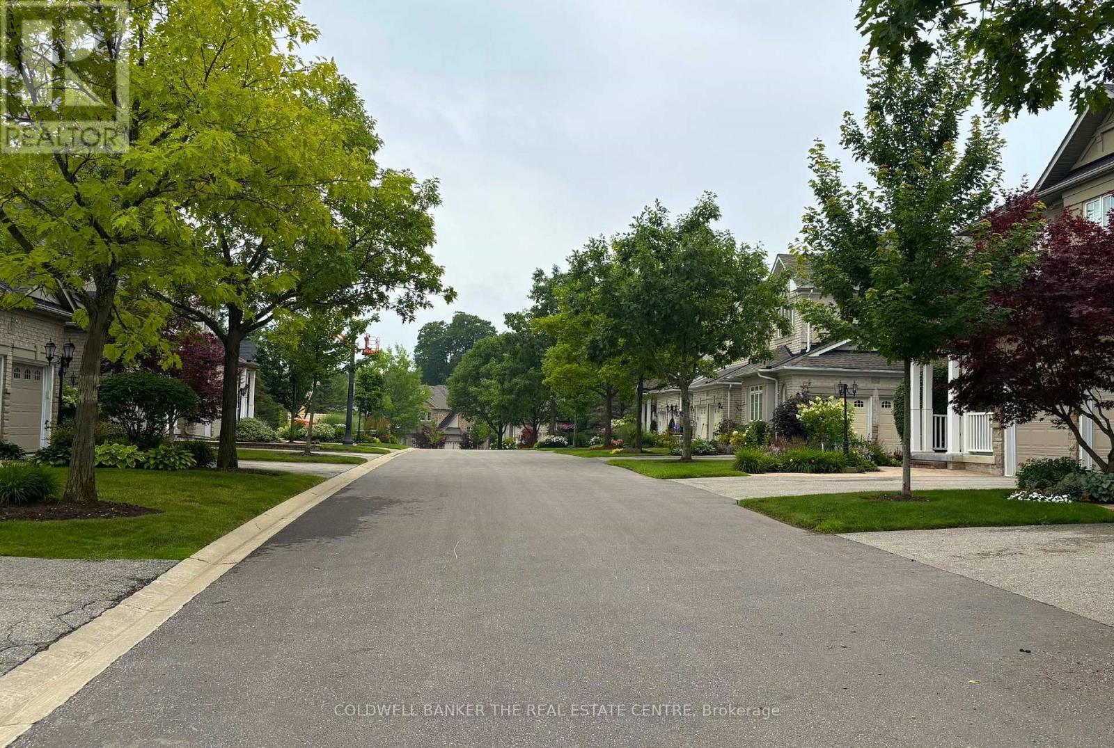 64 - 85 Stonecliffe Crescent, Aurora, ON - Outdoor