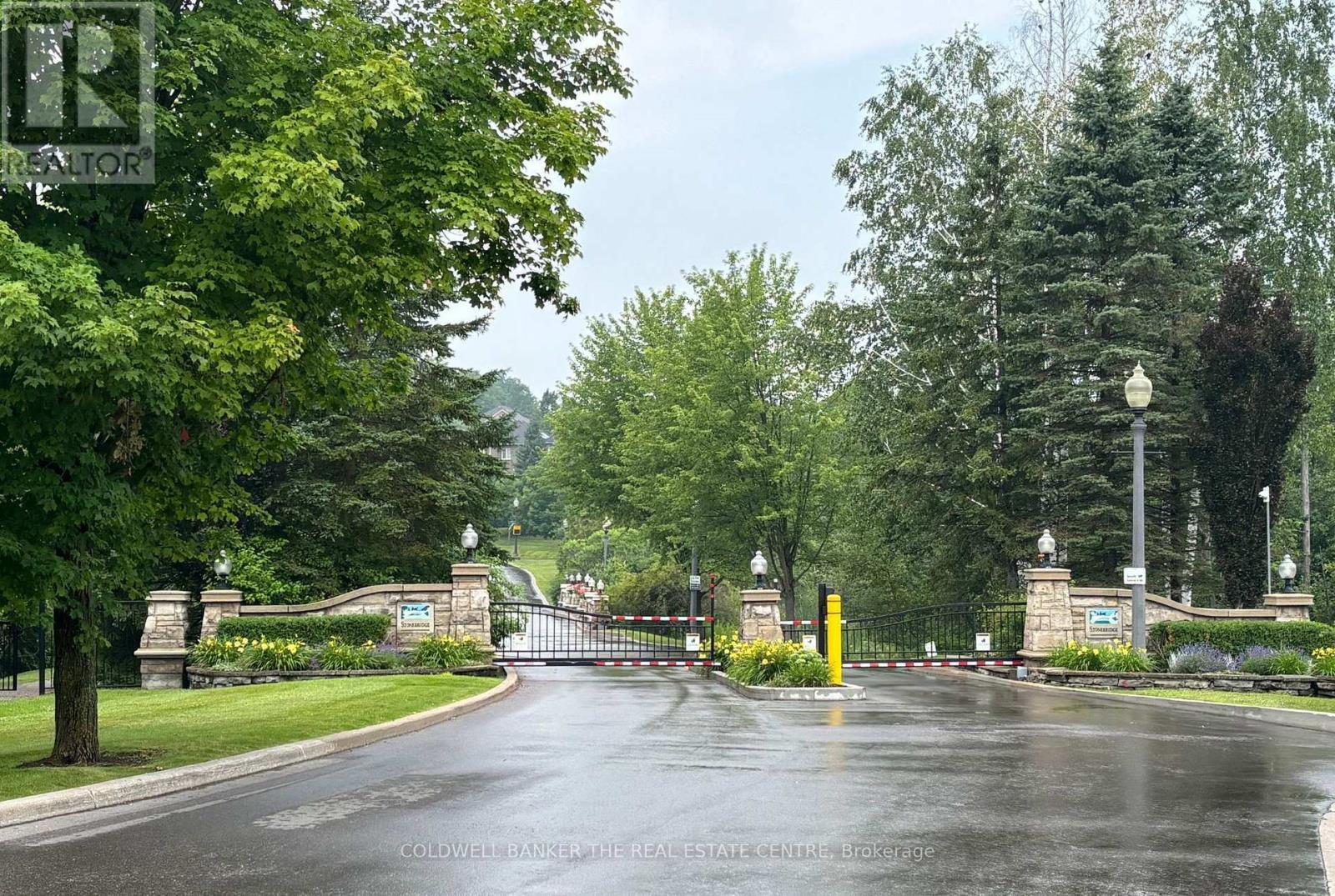 64 - 85 Stonecliffe Crescent, Aurora, ON - Outdoor With View