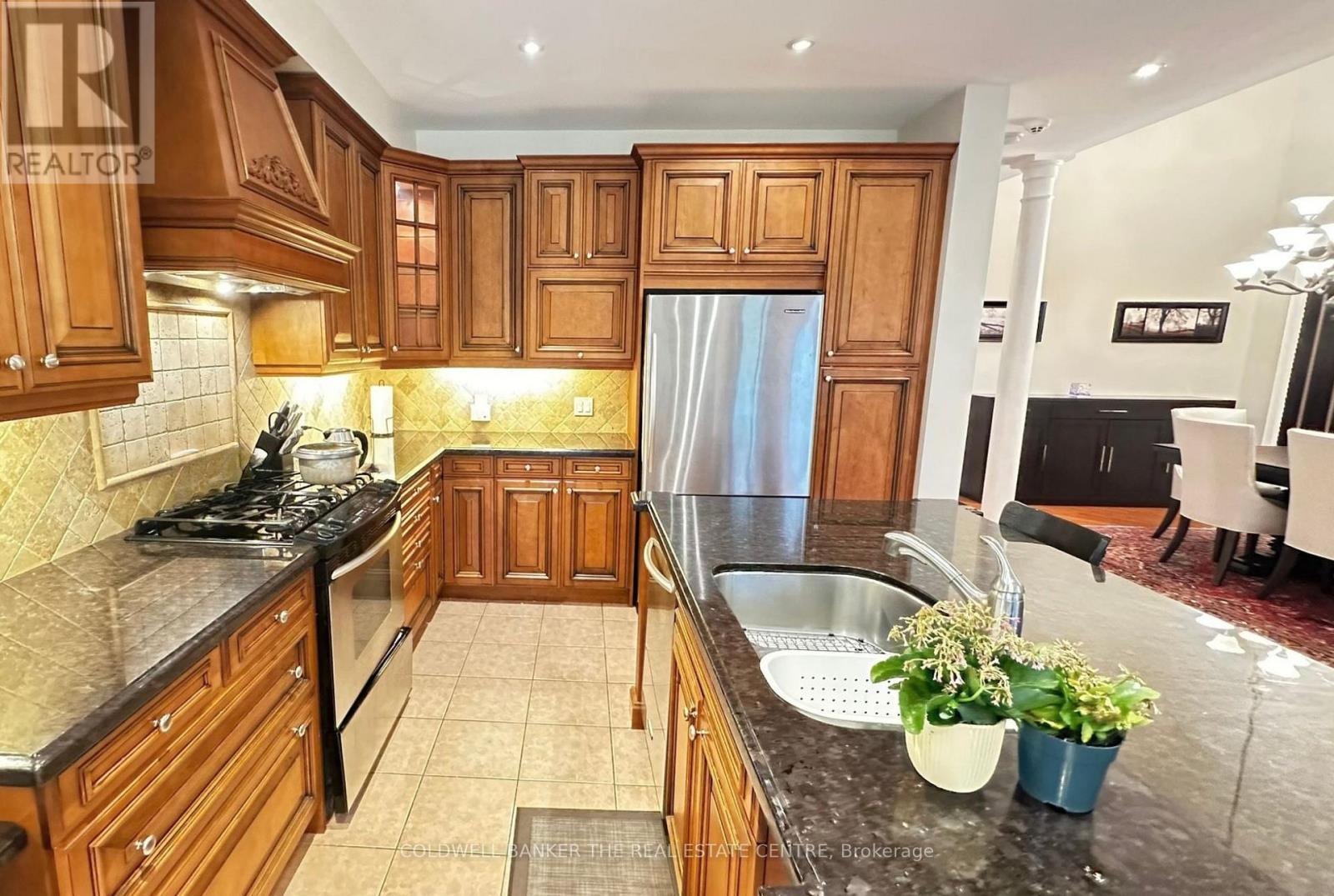 64 - 85 Stonecliffe Crescent, Aurora, ON - Indoor Photo Showing Kitchen