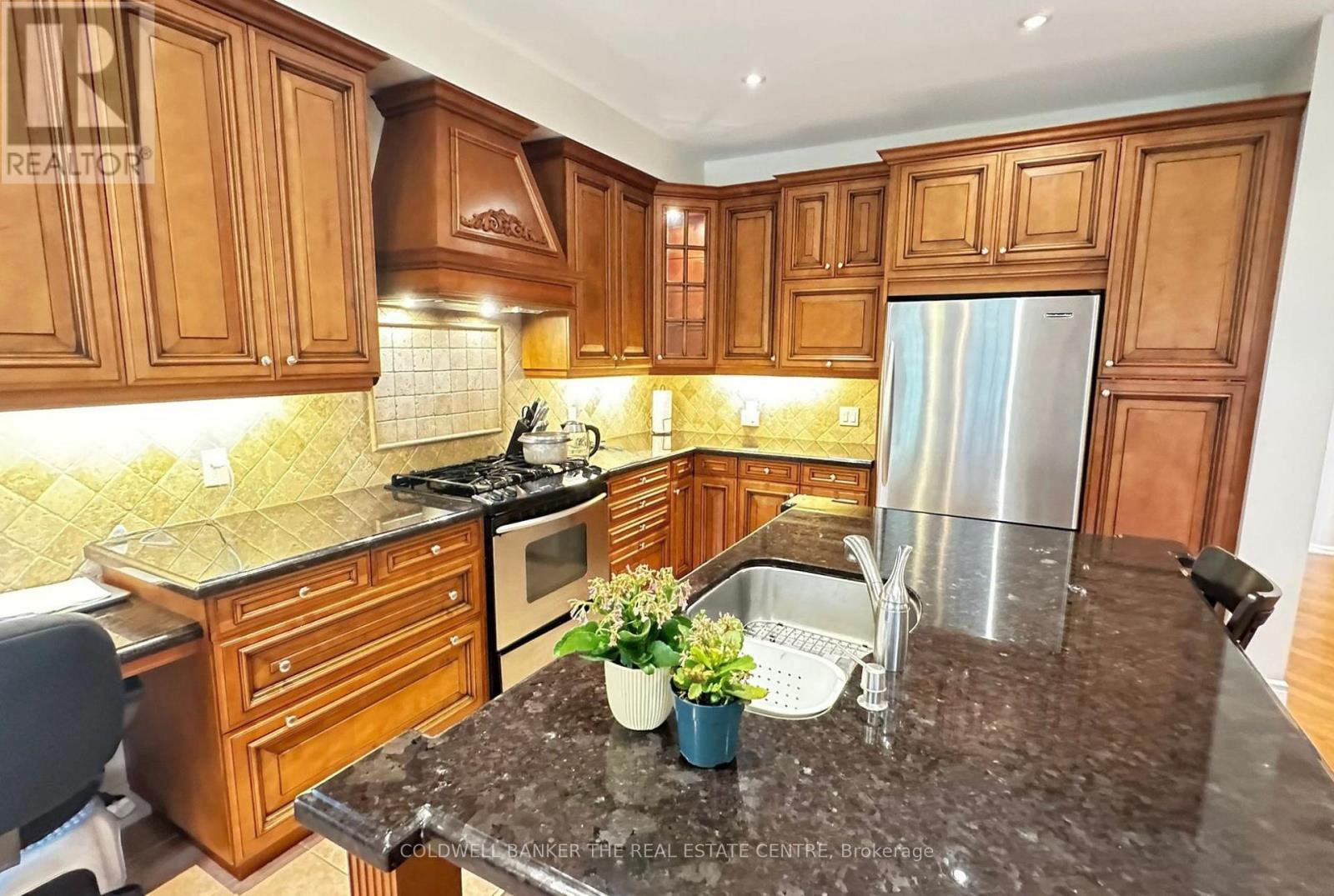 64 - 85 Stonecliffe Crescent, Aurora, ON - Indoor Photo Showing Kitchen