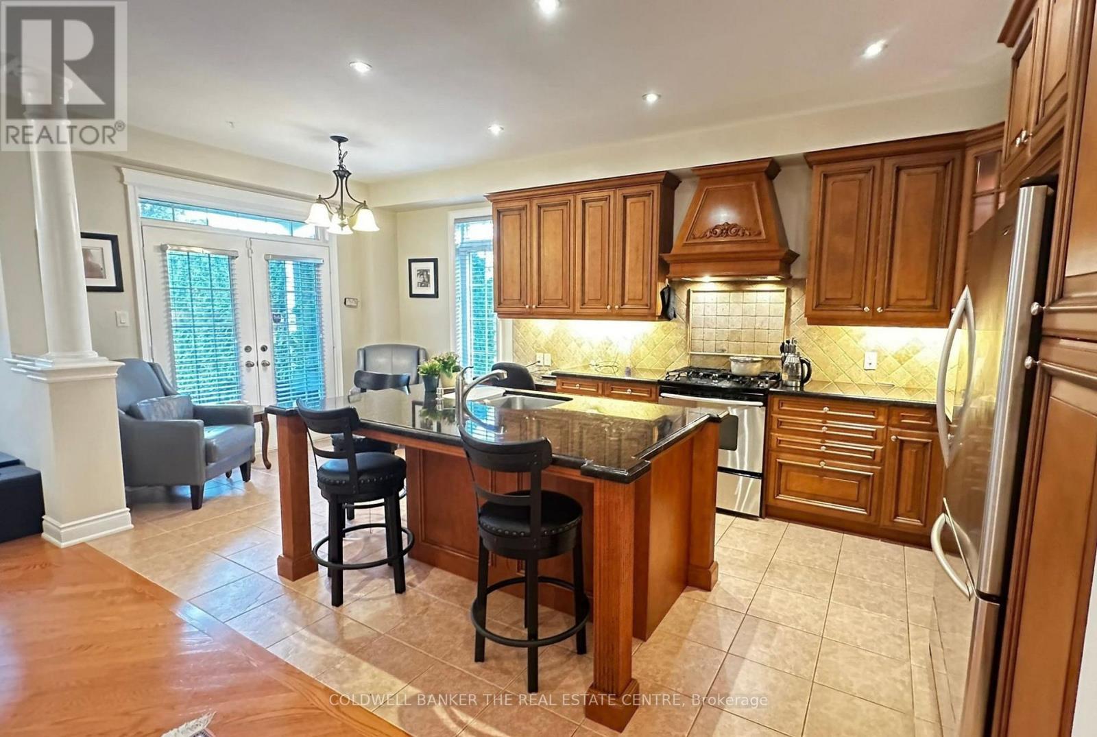64 - 85 Stonecliffe Crescent, Aurora, ON - Indoor Photo Showing Kitchen