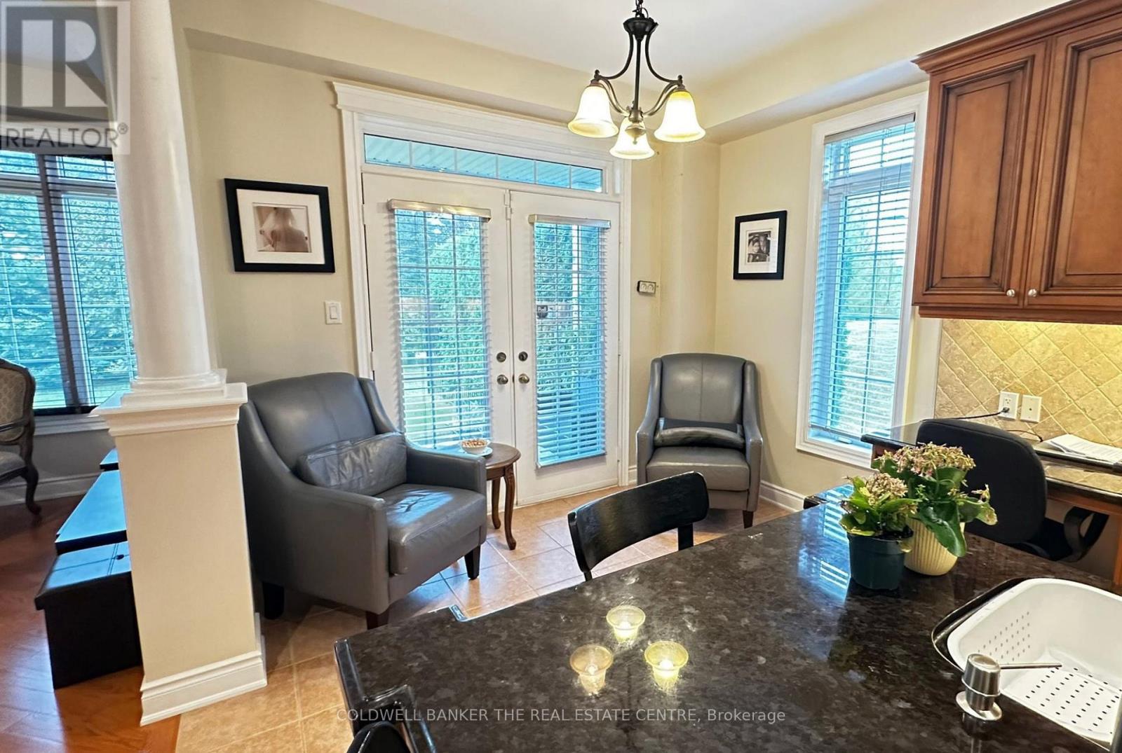 64 - 85 Stonecliffe Crescent, Aurora, ON - Indoor