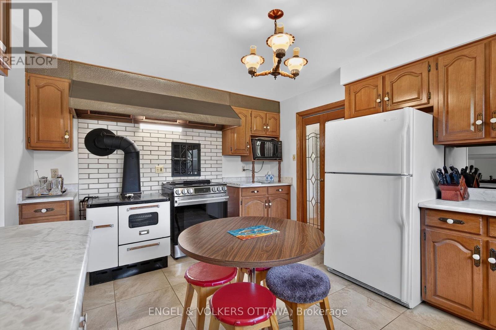 760 Kerwin Road, Ottawa, ON - Indoor Photo Showing Kitchen