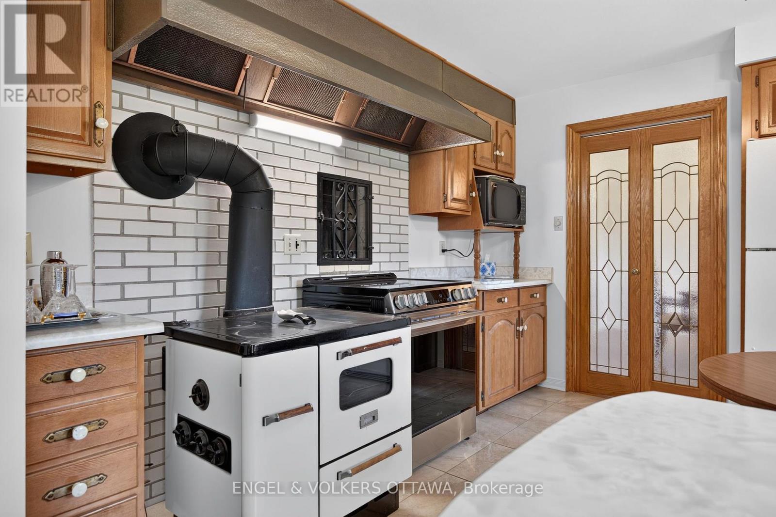 760 Kerwin Road, Ottawa, ON - Indoor Photo Showing Kitchen