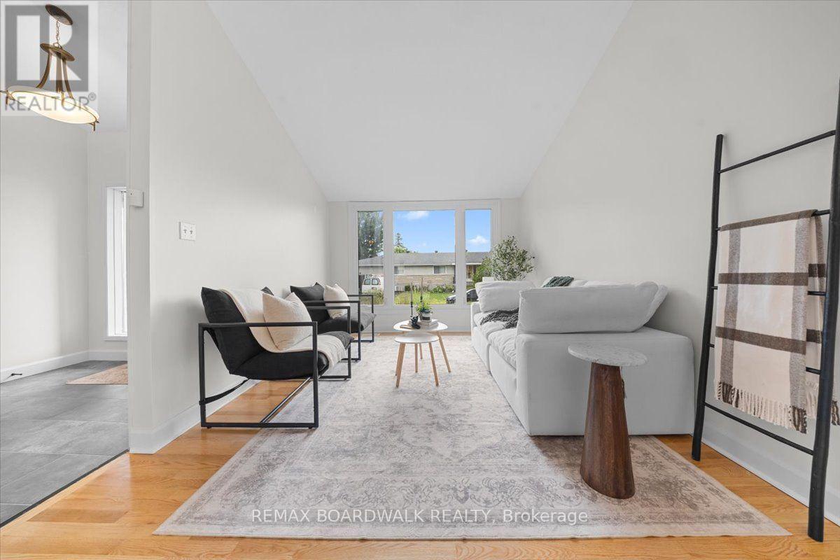 1219 Notting Hill Avenue, Ottawa, ON - Indoor Photo Showing Living Room