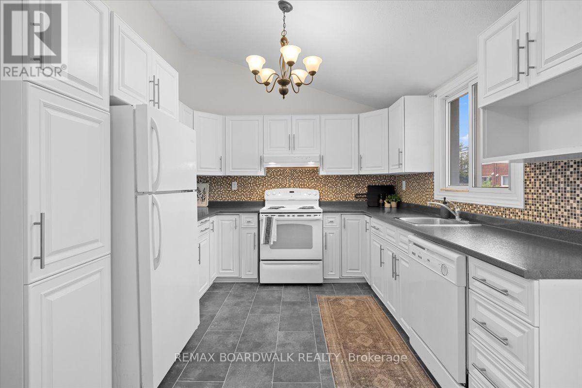 1219 Notting Hill Avenue, Ottawa, ON - Indoor Photo Showing Kitchen With Double Sink