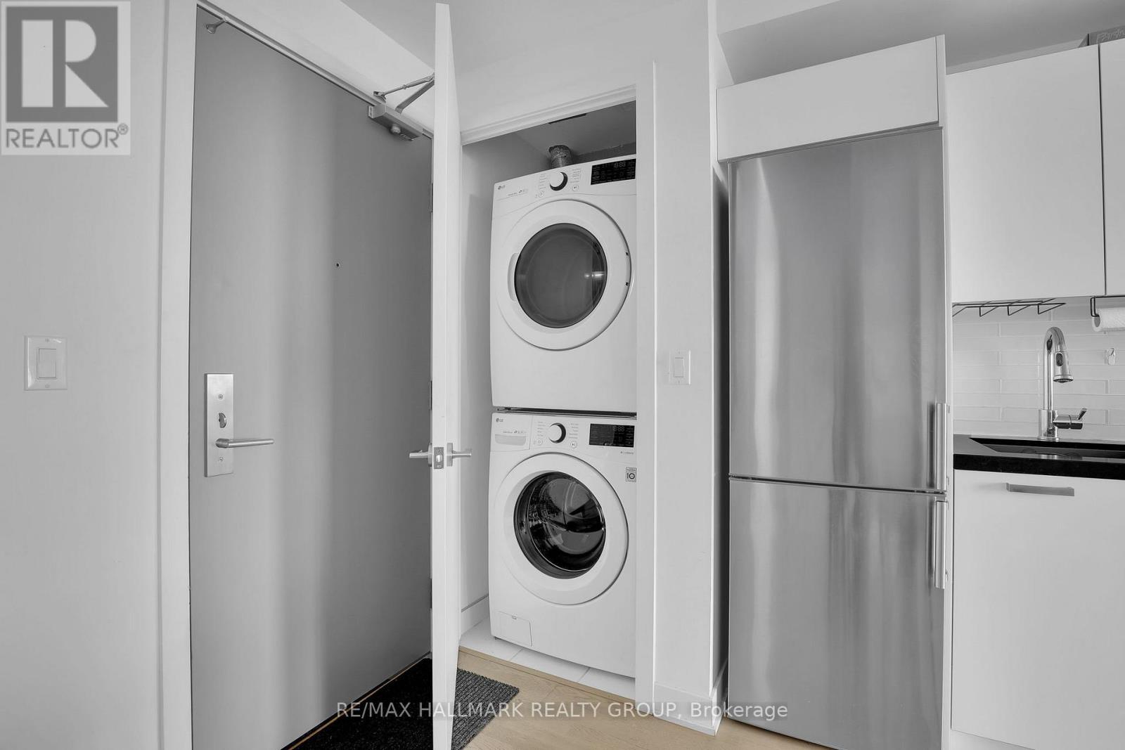 1204 - 203 Catherine Street, Ottawa, ON - Indoor Photo Showing Laundry Room