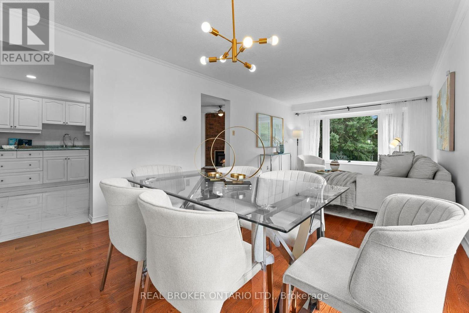 1 Baronial Court, Toronto, ON - Indoor Photo Showing Living Room