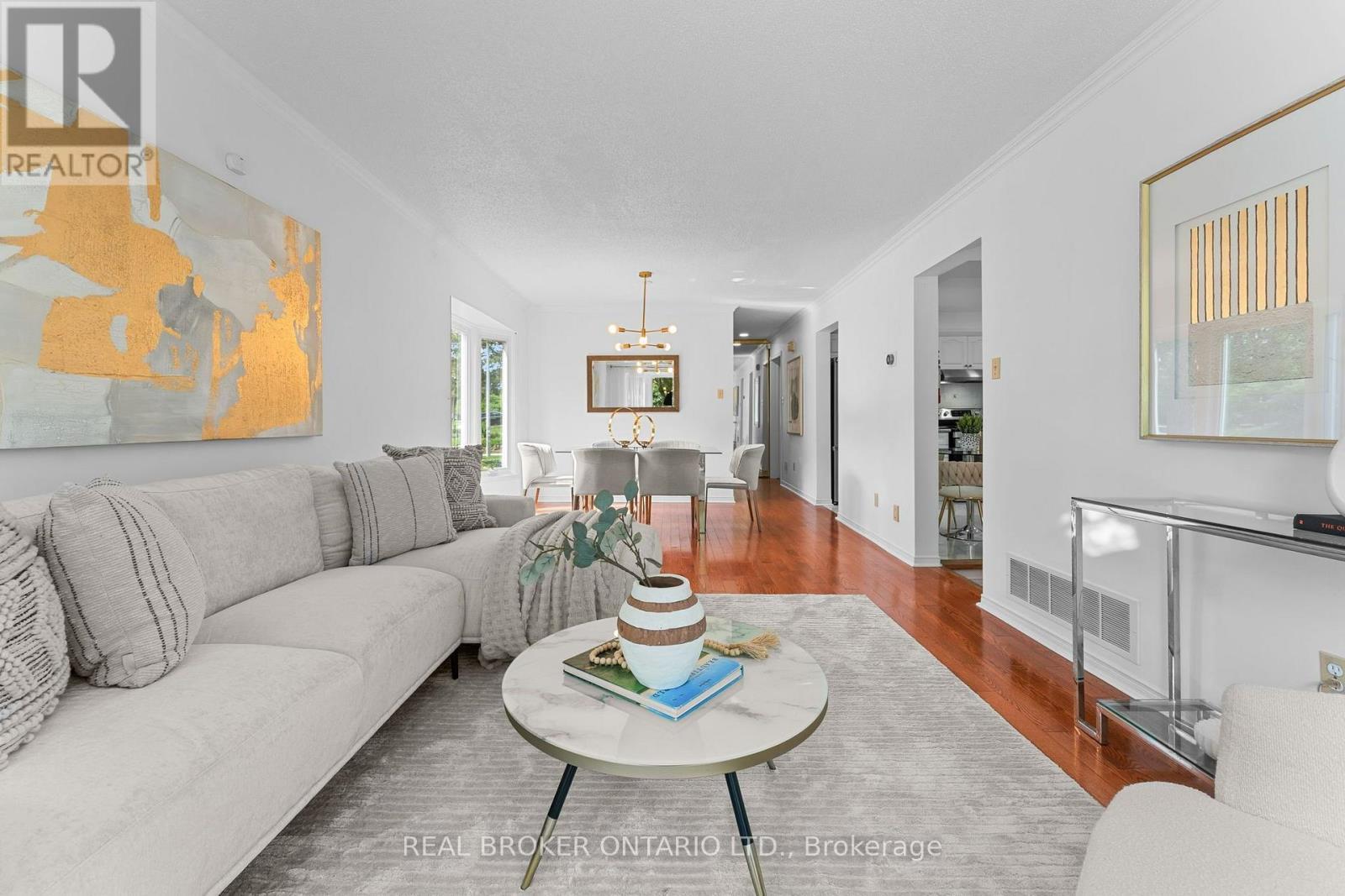 1 Baronial Court, Toronto, ON - Indoor Photo Showing Living Room