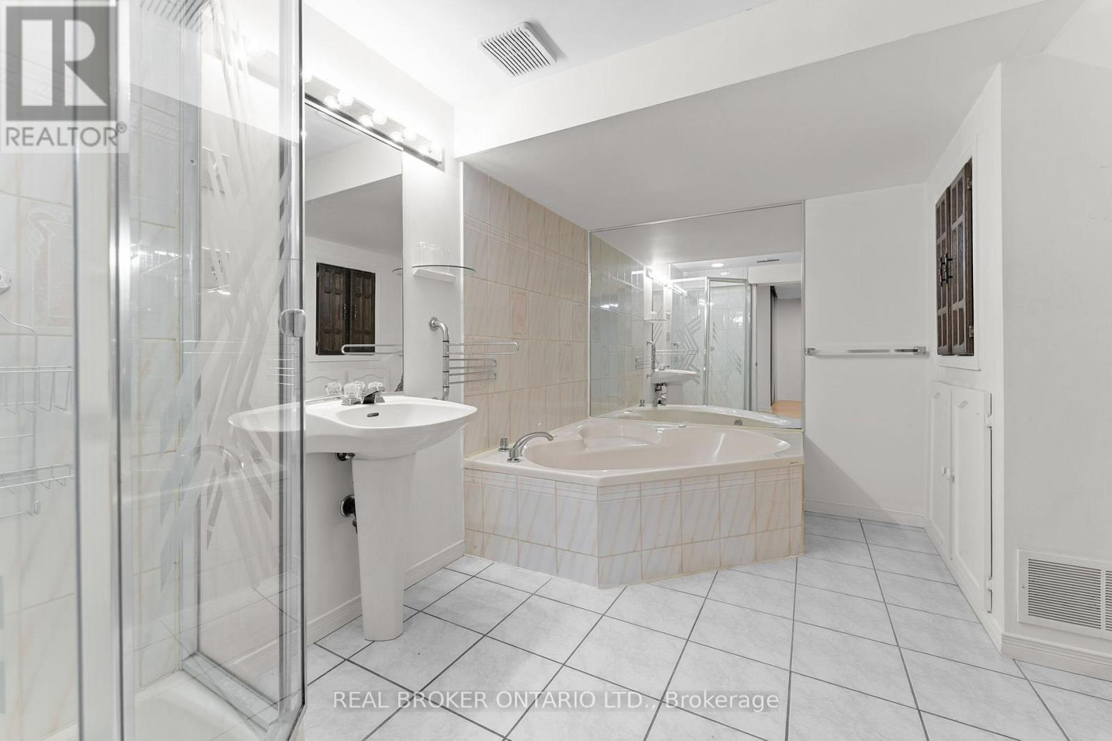 1 Baronial Court, Toronto, ON - Indoor Photo Showing Bathroom
