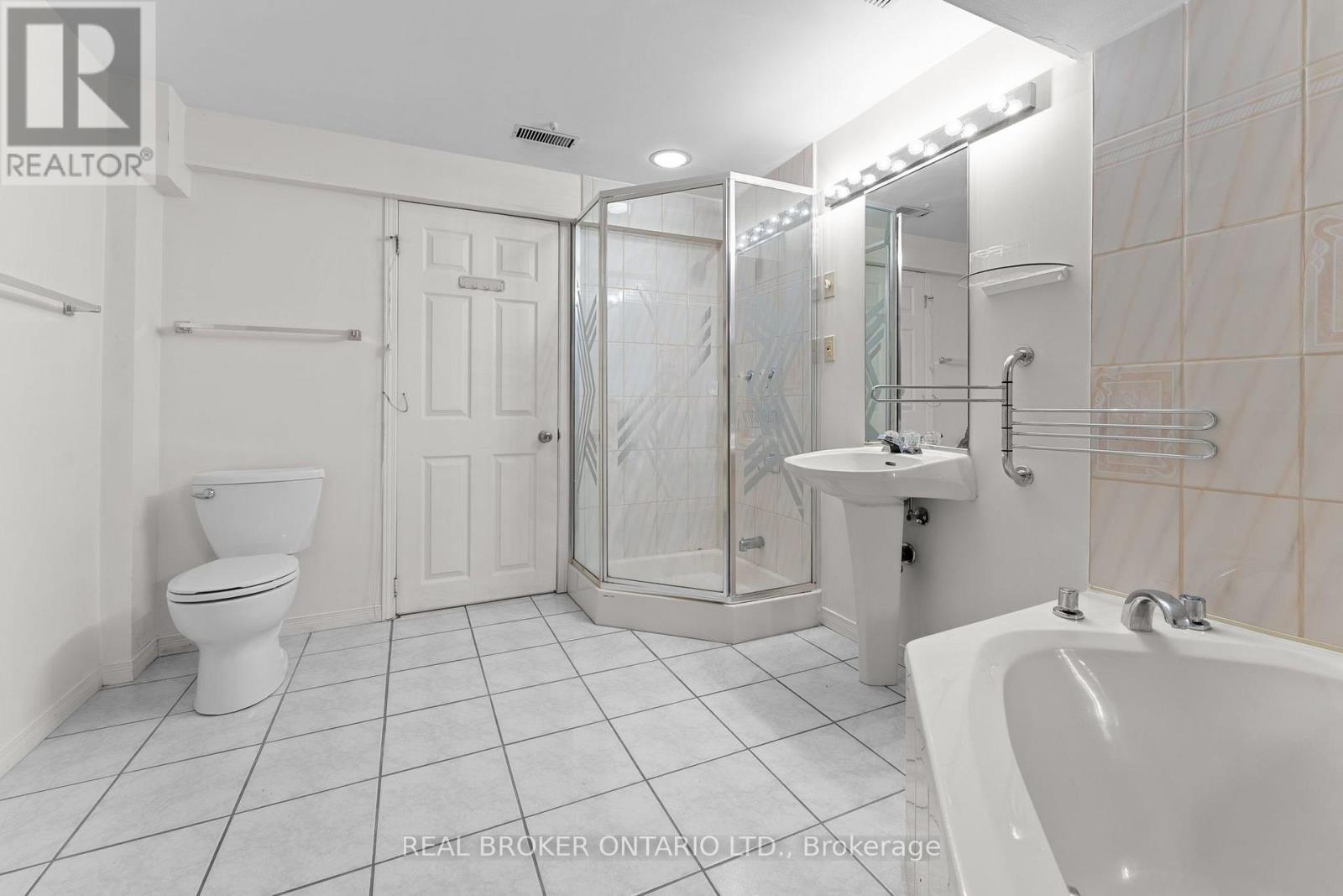 1 Baronial Court, Toronto, ON - Indoor Photo Showing Bathroom