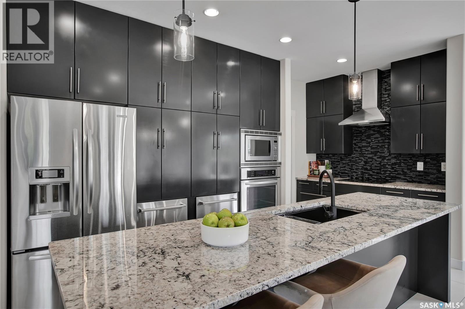 102 Kinsmen Crescent, Martensville, SK - Indoor Photo Showing Kitchen With Upgraded Kitchen