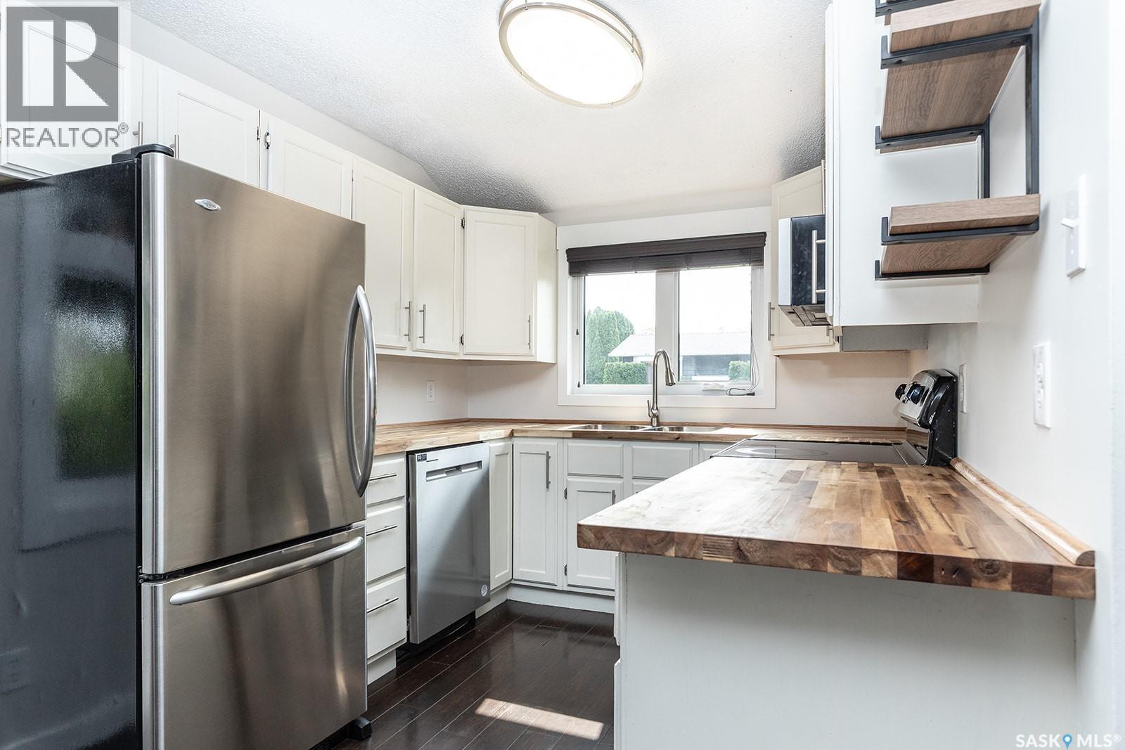 350 Guelph Crescent, Saskatoon, SK - Indoor Photo Showing Kitchen With Stainless Steel Kitchen