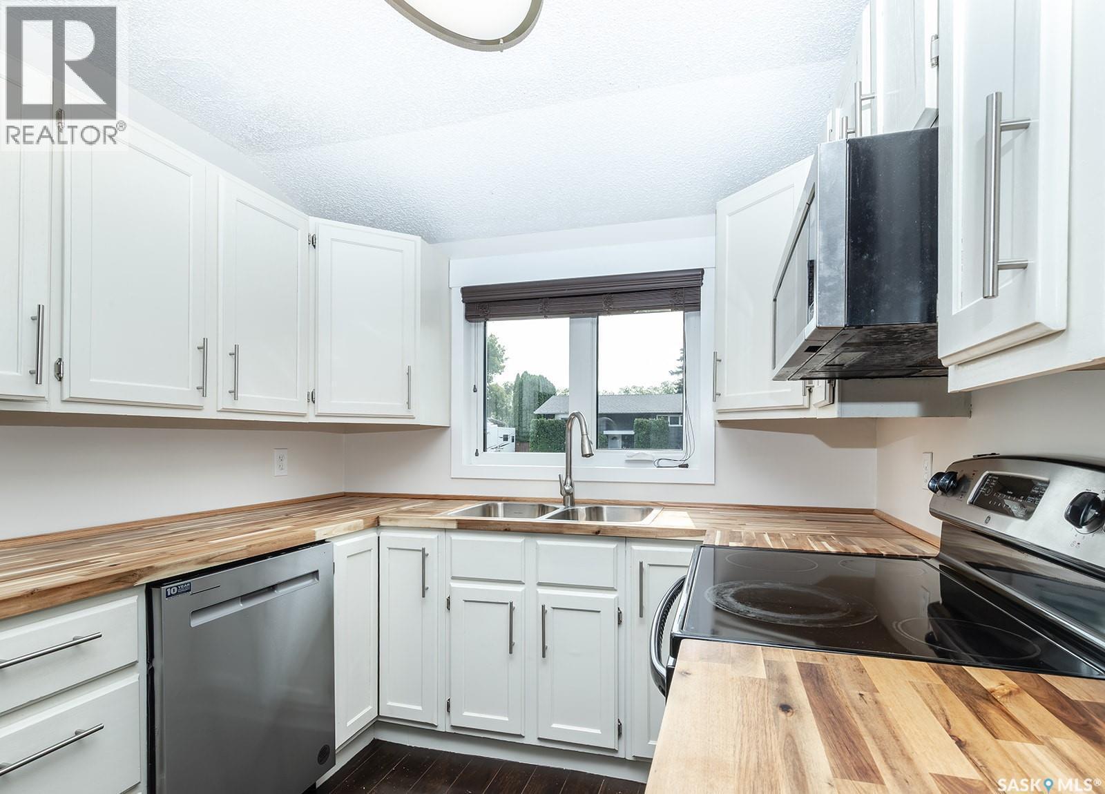 350 Guelph Crescent, Saskatoon, SK - Indoor Photo Showing Kitchen With Double Sink