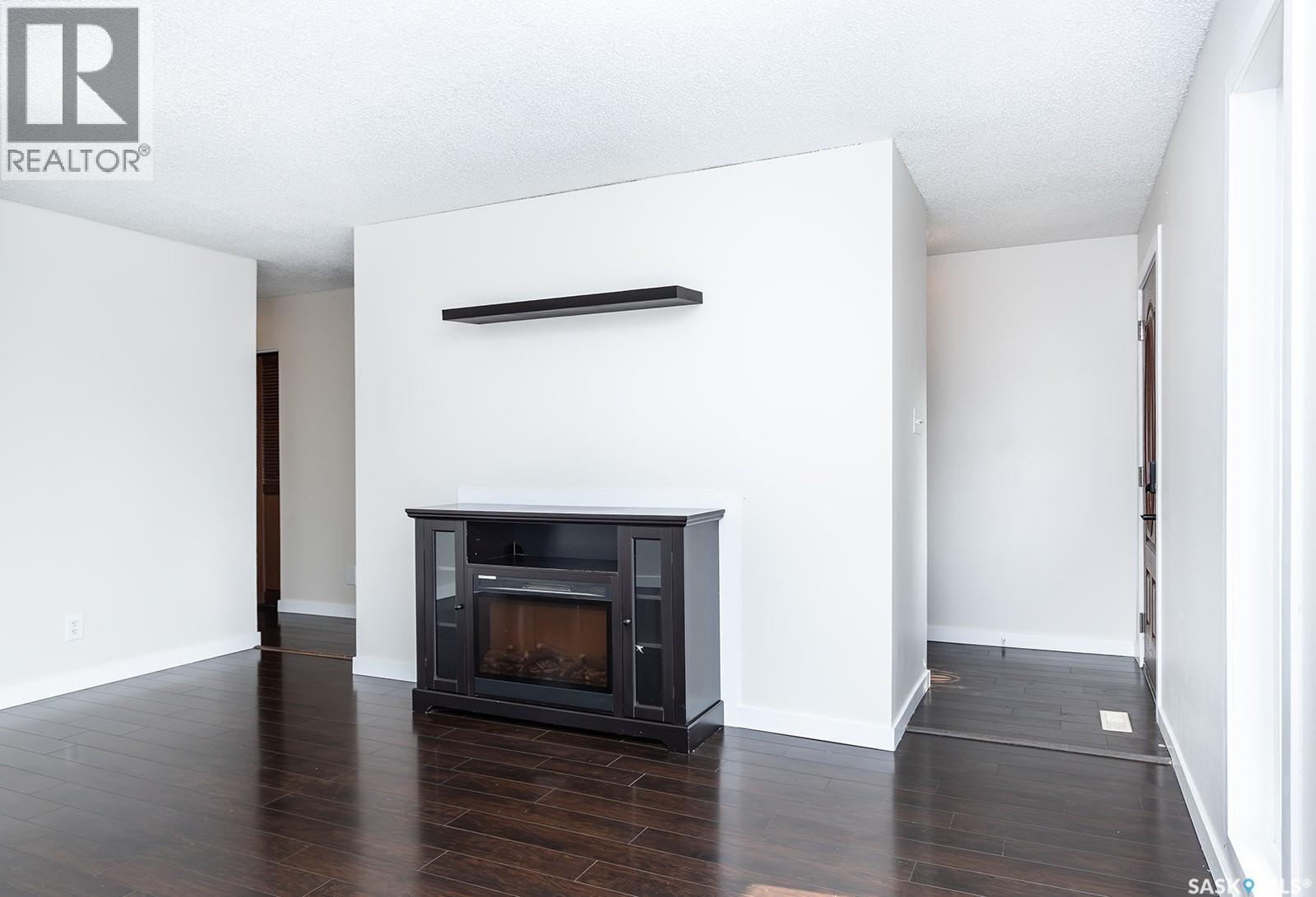 350 Guelph Crescent, Saskatoon, SK - Indoor Photo Showing Living Room With Fireplace