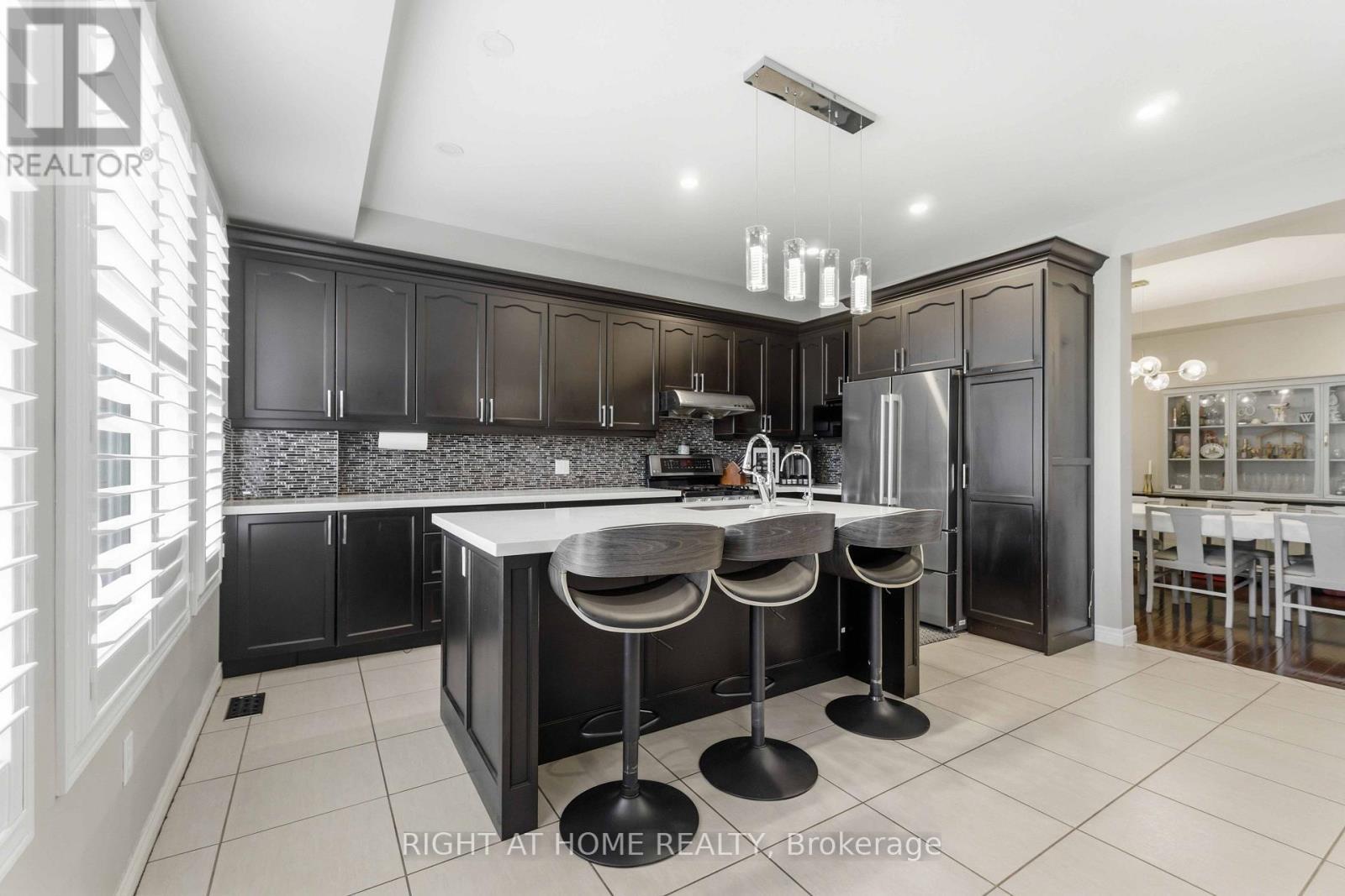 212 Chartwell Circle, Hamilton, ON - Indoor Photo Showing Kitchen With Upgraded Kitchen