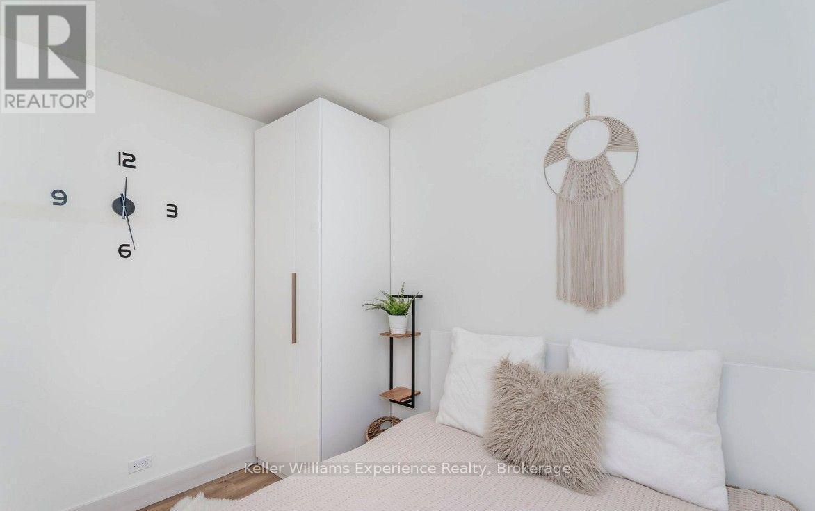 1 Sundown Road, Tiny, ON - Indoor Photo Showing Bedroom