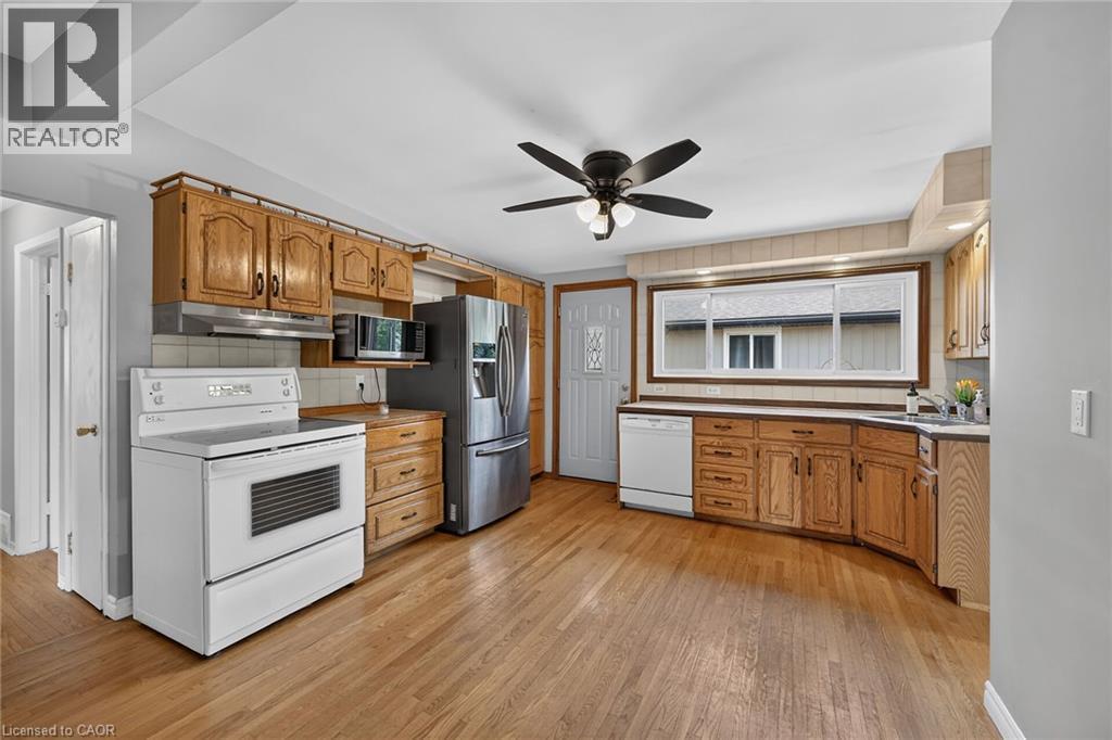 18 Coral Drive, Hamilton, ON - Indoor Photo Showing Kitchen