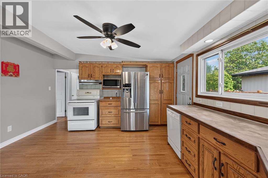 18 Coral Drive, Hamilton, ON - Indoor Photo Showing Kitchen