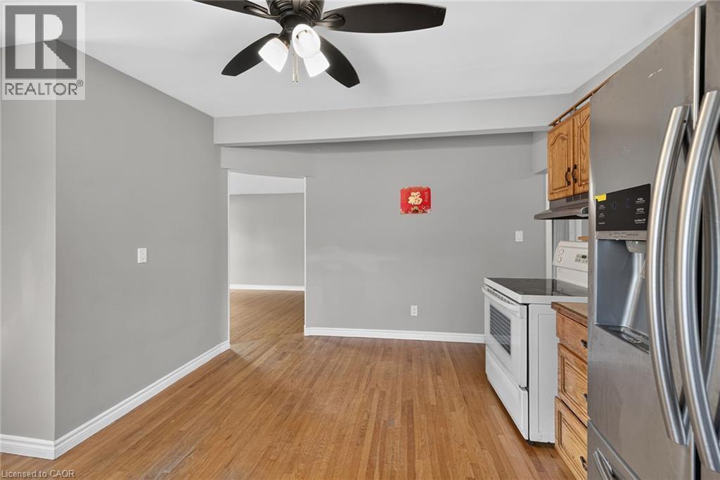18 Coral Drive, Hamilton, ON - Indoor Photo Showing Kitchen