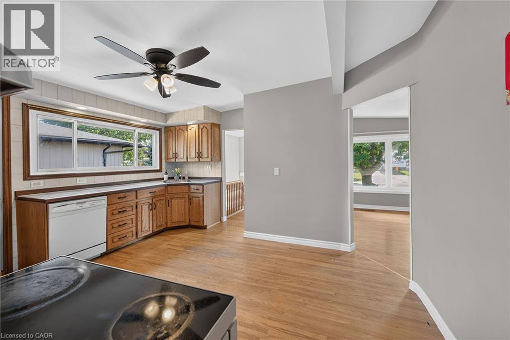 18 Coral Drive, Hamilton, ON - Indoor Photo Showing Kitchen