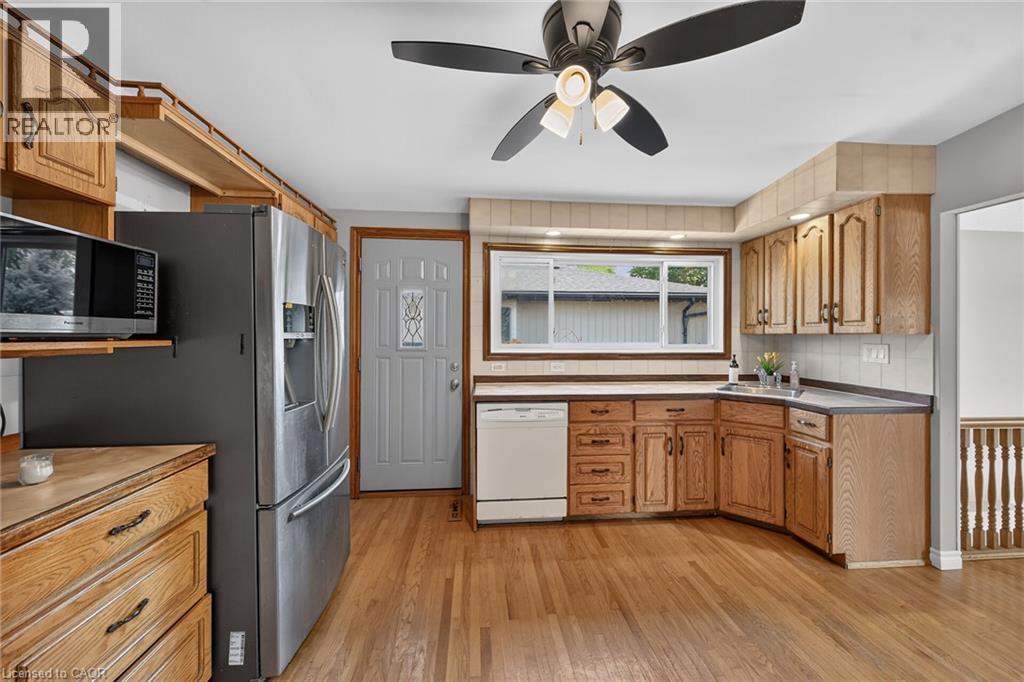 18 Coral Drive, Hamilton, ON - Indoor Photo Showing Kitchen