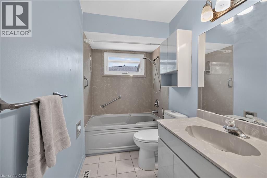 18 Coral Drive, Hamilton, ON - Indoor Photo Showing Bathroom