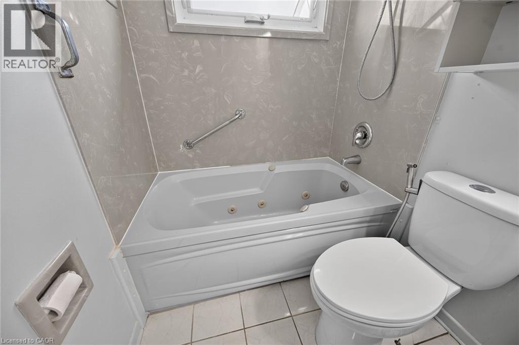 18 Coral Drive, Hamilton, ON - Indoor Photo Showing Bathroom