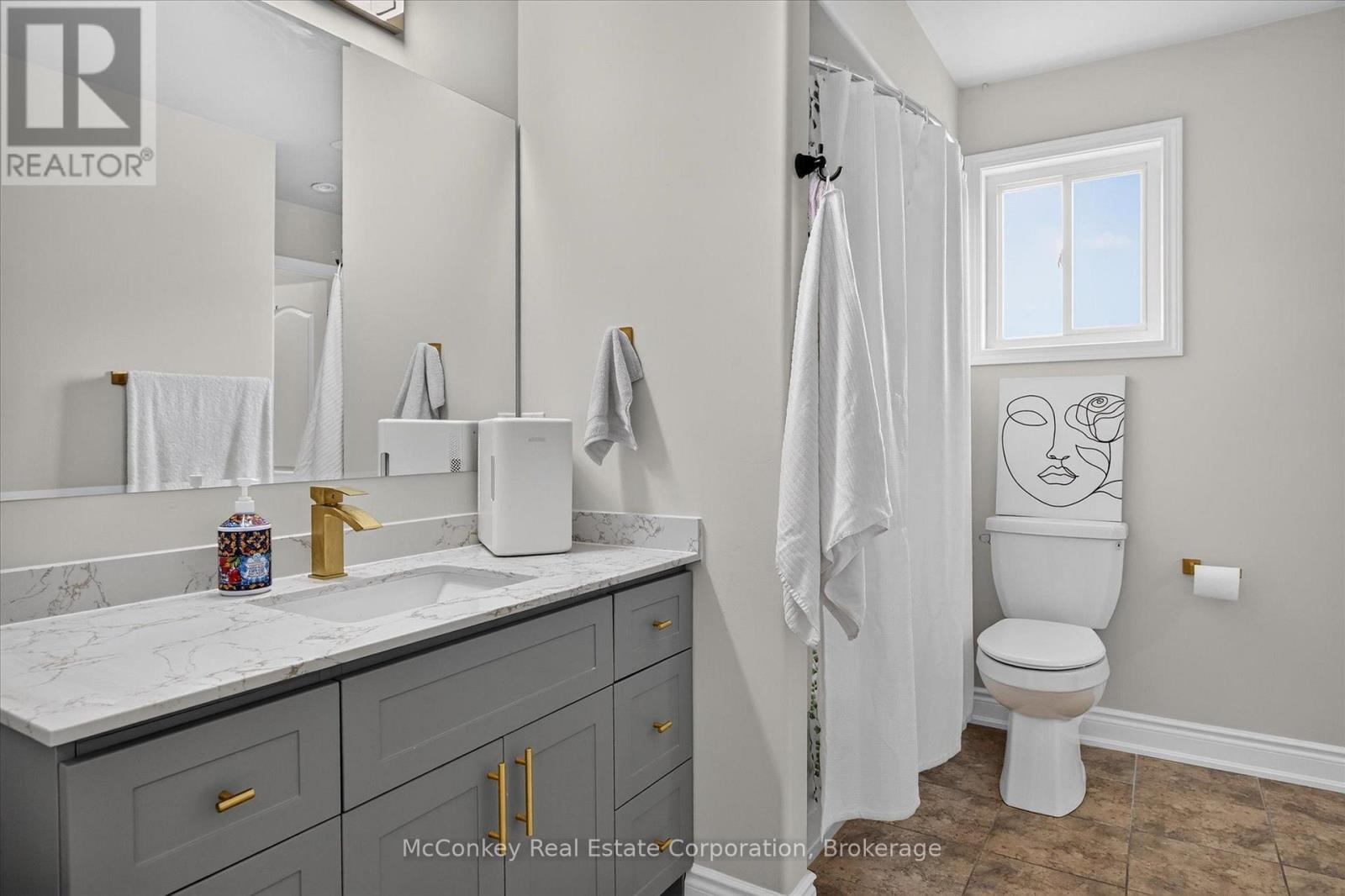 2nd Floor Private Full Bath for 4th Bedroom - 609 Ackerman Crescent, Peterborough (Monaghan Ward 2), ON - Indoor Photo Showing Bathroom