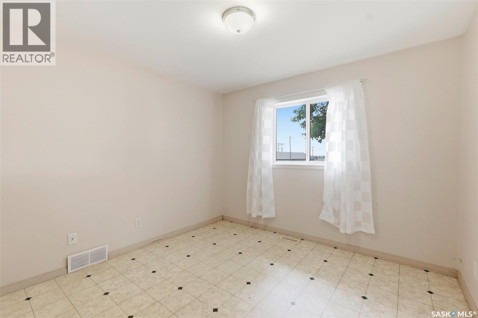 114 First Avenue W, Vanscoy, SK - Indoor