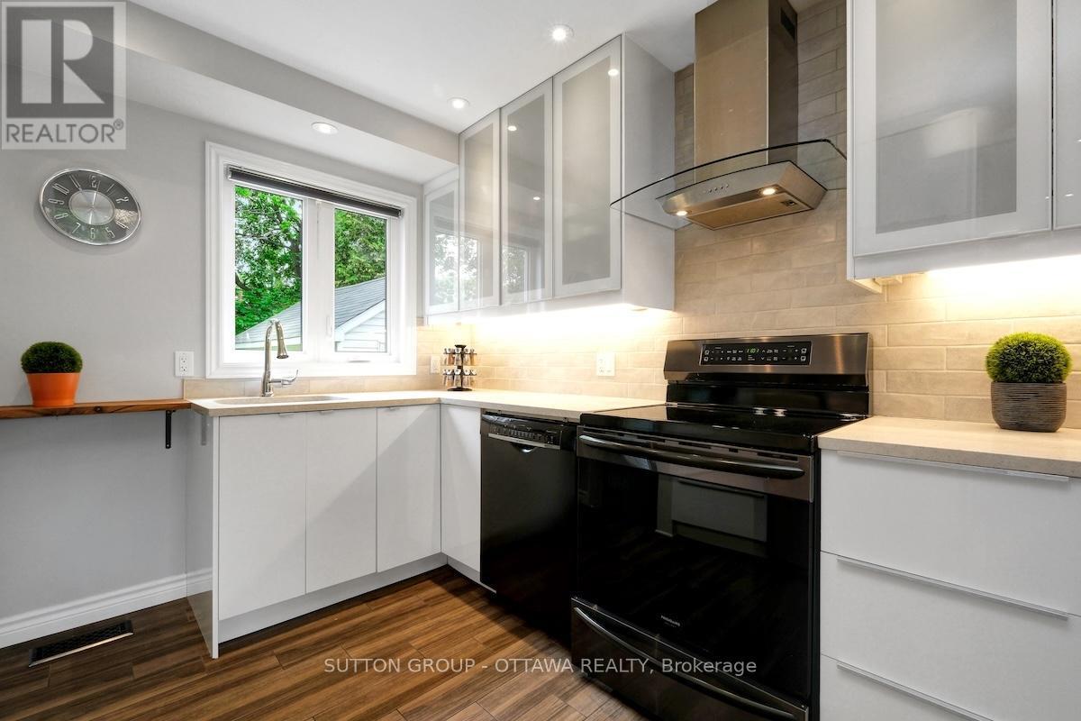 1234 Anoka Street, Ottawa, ON - Indoor Photo Showing Kitchen With Upgraded Kitchen