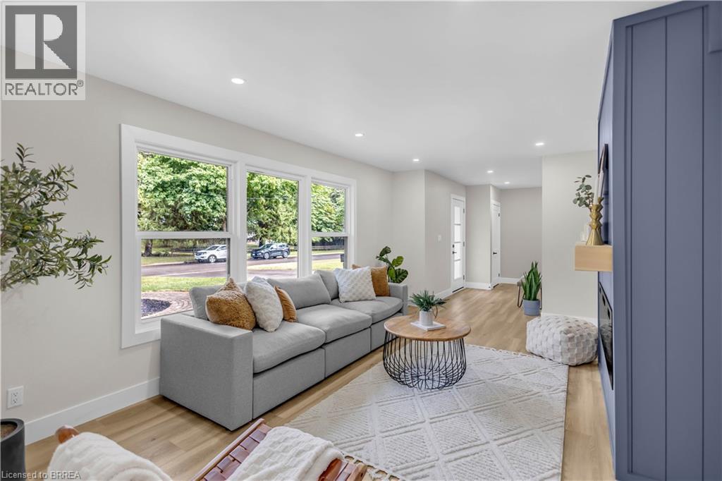 44 Tyrell Street, Simcoe, ON - Indoor Photo Showing Living Room
