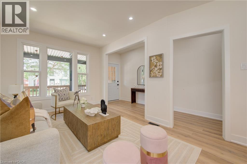 26 Richardson Street, Cambridge, ON - Indoor Photo Showing Living Room