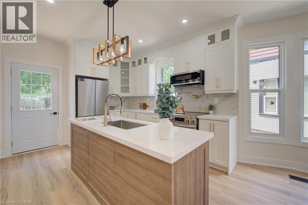 26 Richardson Street, Cambridge, ON - Indoor Photo Showing Kitchen With Upgraded Kitchen
