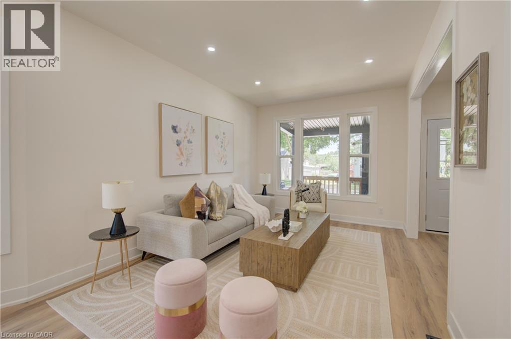 26 Richardson Street, Cambridge, ON - Indoor Photo Showing Living Room
