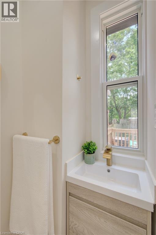26 Richardson Street, Cambridge, ON - Indoor Photo Showing Bathroom