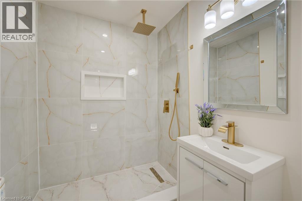 26 Richardson Street, Cambridge, ON - Indoor Photo Showing Bathroom