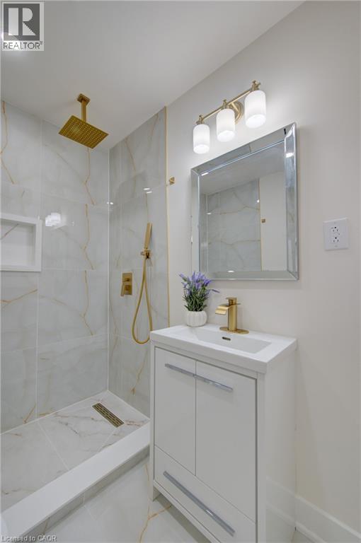 26 Richardson Street, Cambridge, ON - Indoor Photo Showing Bathroom